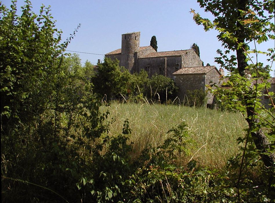 vue partielle de l’église dans son environnement depuis le Nord