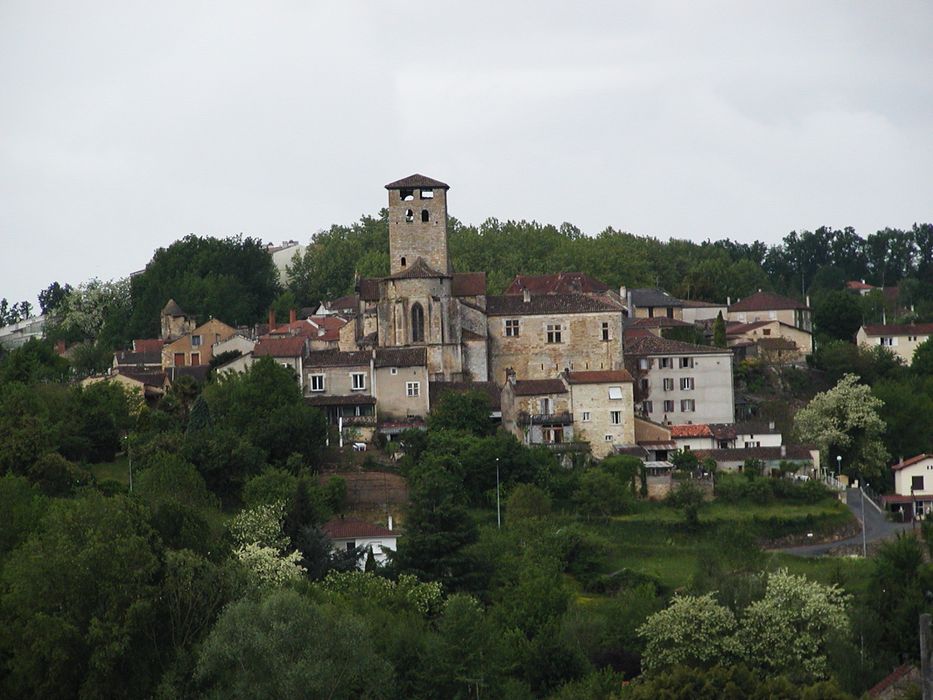 vue générale de l’église dans son environnement depuis l’Est