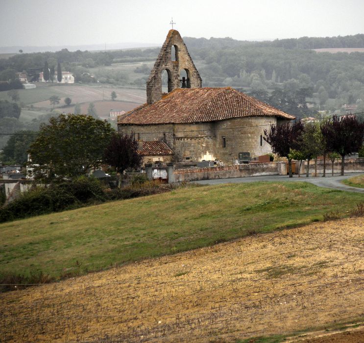 vue générale de l’église dans son environnement depuis le Sud-Est