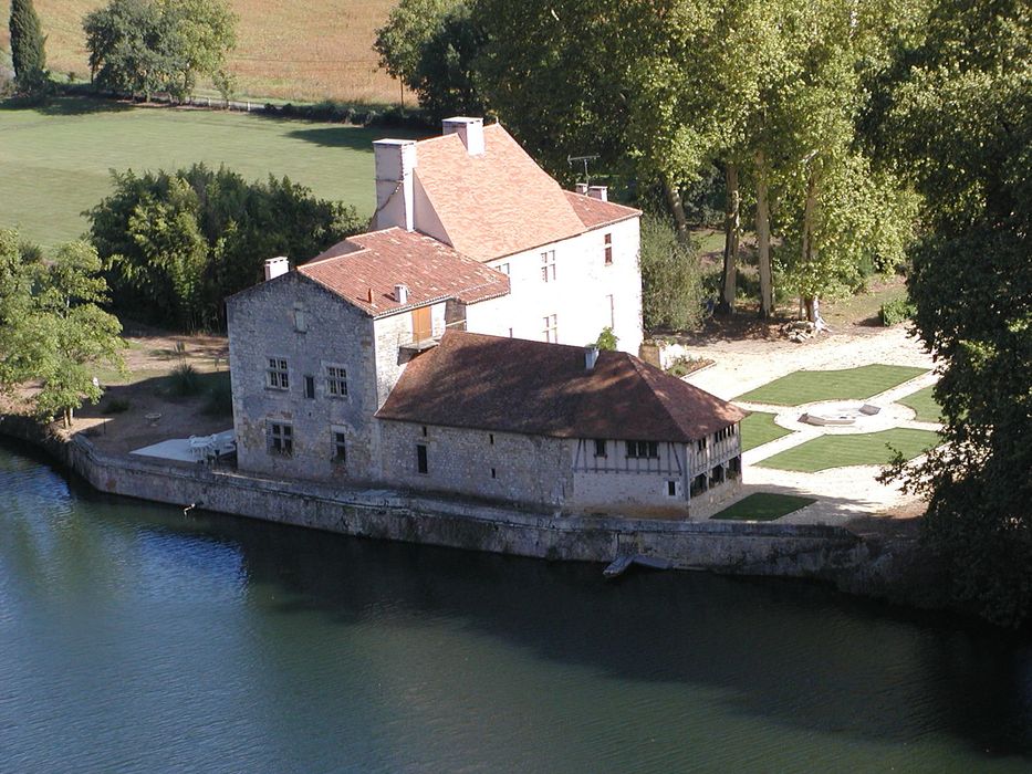 vue générale du château dans son environnement depuis la rive nord du Lot