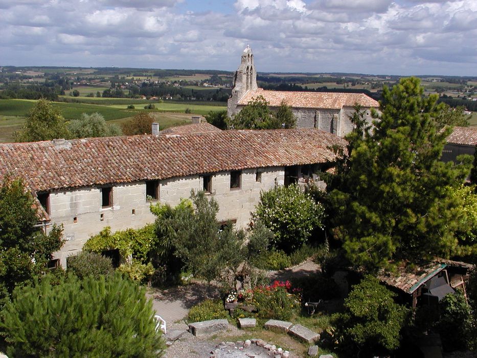 communs, façade sud-est, vue partielle