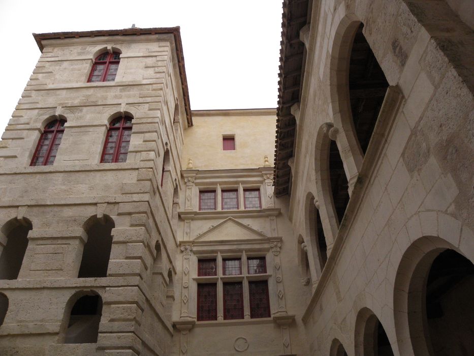 vue partielle des façades sur la rue des Conférences