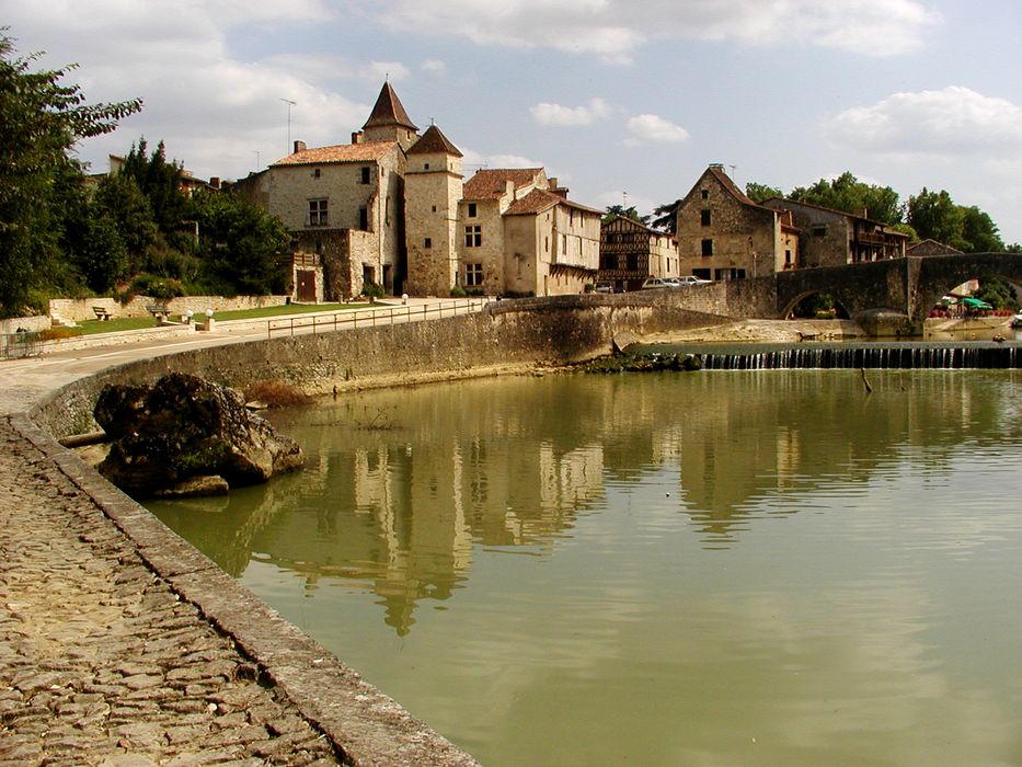 vue générale de la maison dans son environnement depuis le Nord