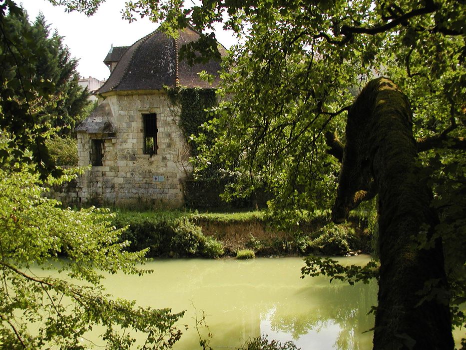 vue partielle du pavillon dans son environnement