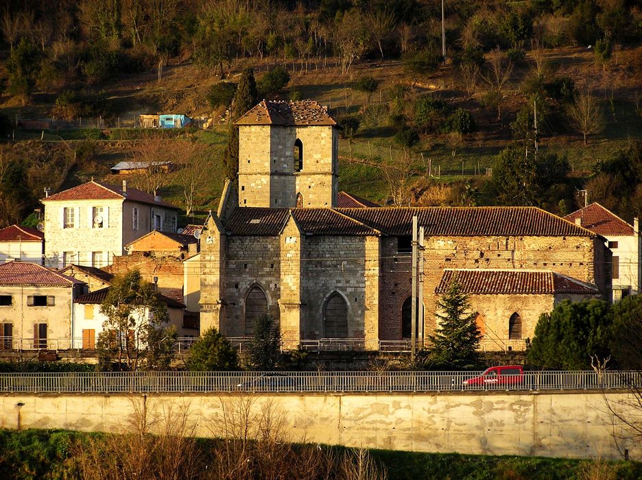 vue générale de l’église dans son environnement depuis le Sud