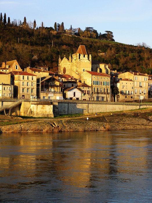 vue partielle de l’église dans son environnement depuis la rive Sud de la Garonne