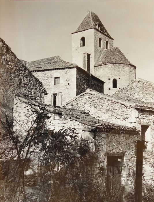 vue partielle de l’église dans son environnement