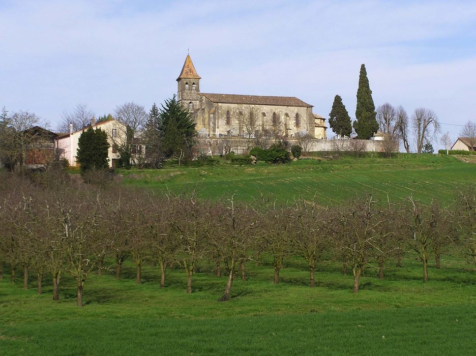 vue générale de l’église dans son environnement depuis le Sud-Ouest