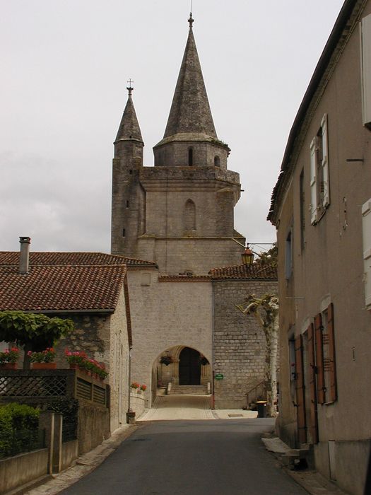 vue partielle de l’église dans son environnement depuis le Nord-Ouest