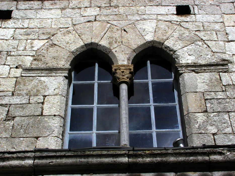 façade sur rue, détail d’une baie jumelée au 1er niveau