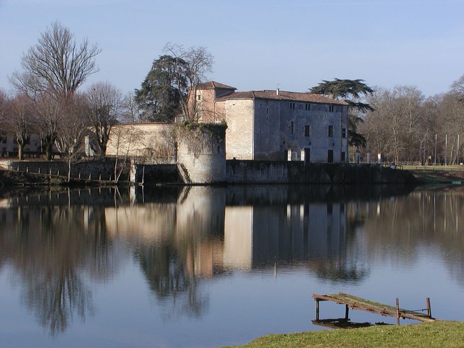 vue générale du château depuis la rive est du Lot