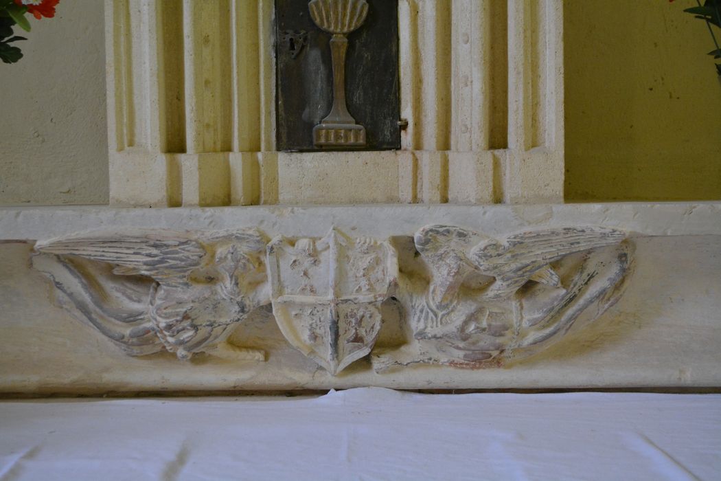 bas-relief aux armes de saint Romain de Lastreilles - © Ministère de la Culture (France), Conservation des antiquités et des objets d’art du Lot-et-Garonne – Tous droits réservés 