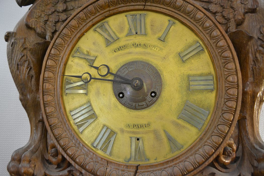 cartel d'applique avec mécanisme d'horlogerie, inscription Charles Pickard à Paris, détail