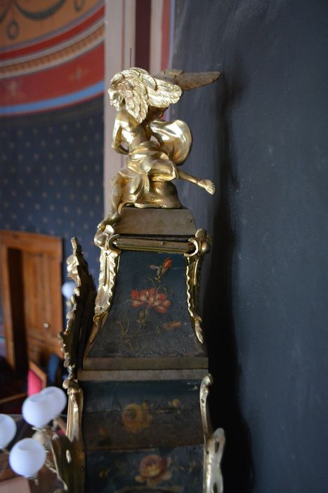 cartel d'applique et console en bronze ciselé et doré et bois polychrome avec mécanisme d'horlogerie, détail