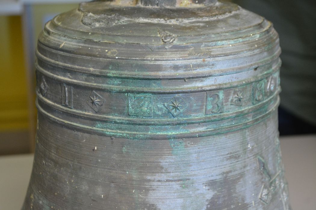 cloche, détail de l’inscription - © Ministère de la Culture (France), Conservation des antiquités et des objets d’art du Lot-et-Garonne – Tous droits réservés 
