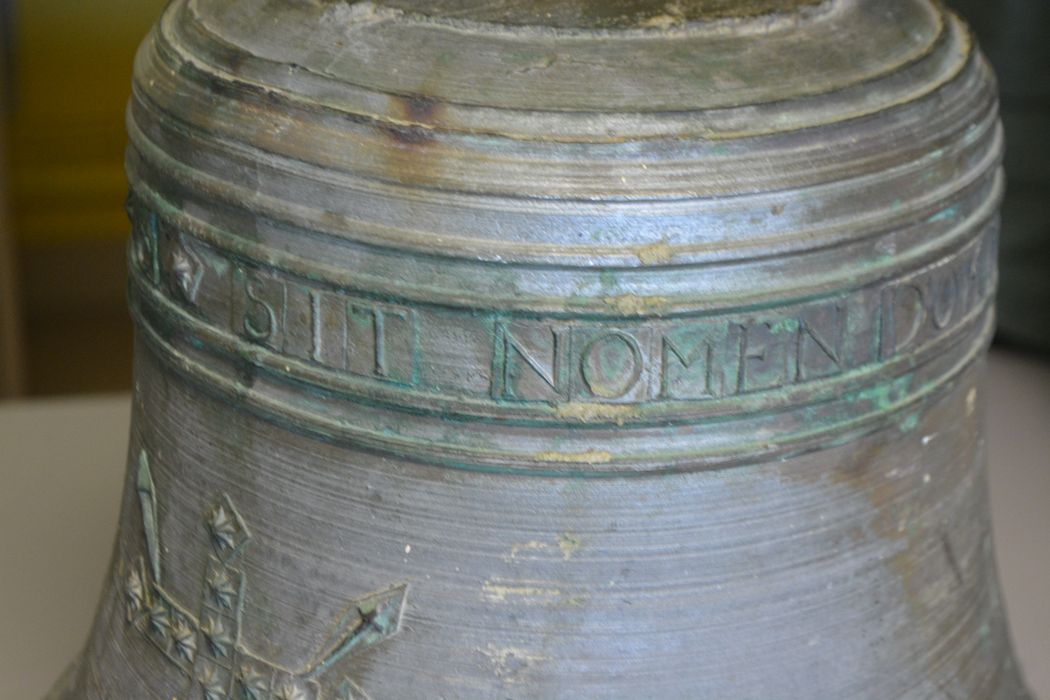 cloche, détail de l’inscription - © Ministère de la Culture (France), Conservation des antiquités et des objets d’art du Lot-et-Garonne – Tous droits réservés 