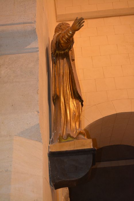 statue : Saint Vincent, profil droit