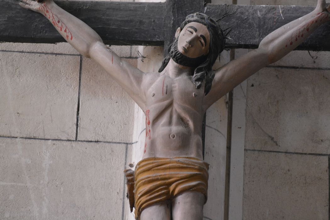 statue : Christ en croix, vue partielle