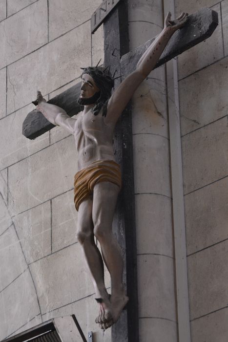 statue : Christ en croix