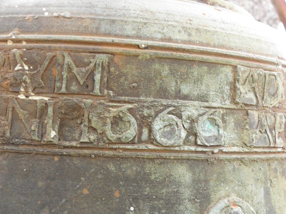 cloche, détail de la date