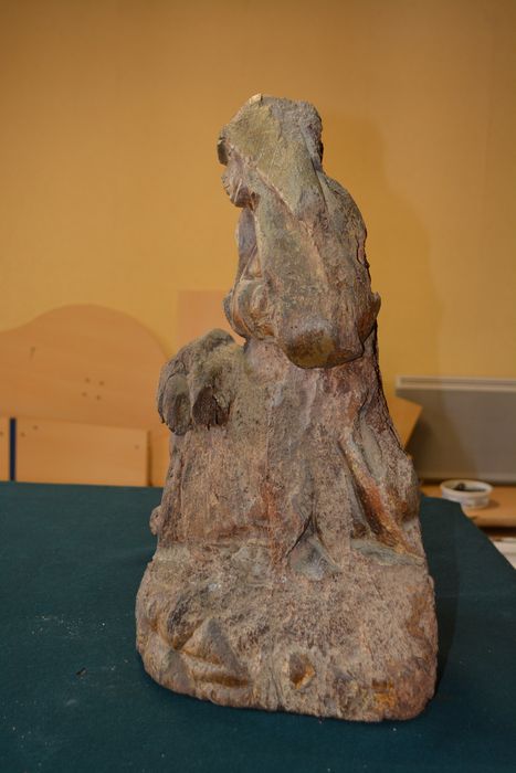 groupe sculpté : Vierge de Pitié, profil gauche