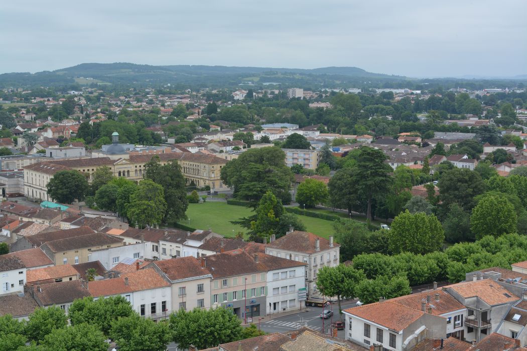 vue générale des bâtiments dans leur environnement depuis le clocher de l’église Sainte-Catherine