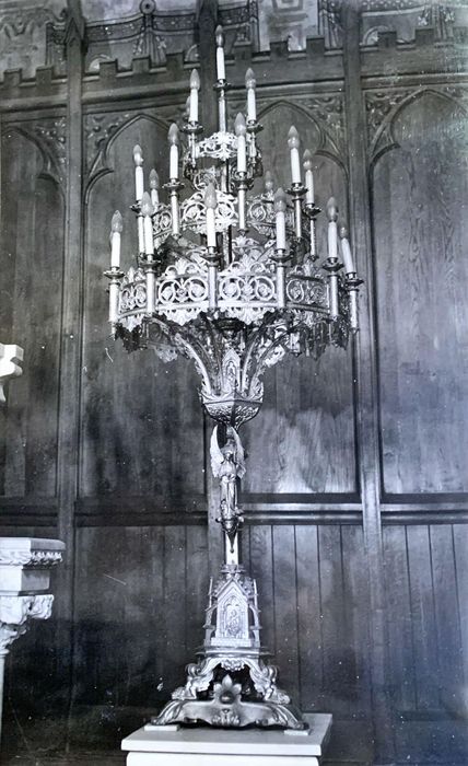 Deux chandeliers