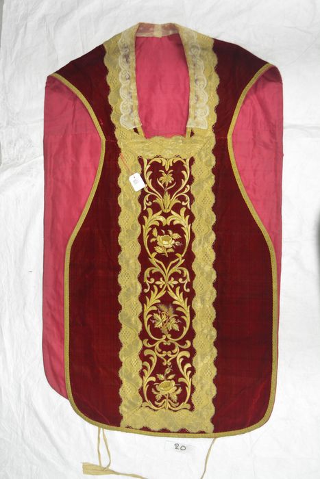 Ornement liturgique : chasuble, étole, manipule, voile de calice et bourse de corporal