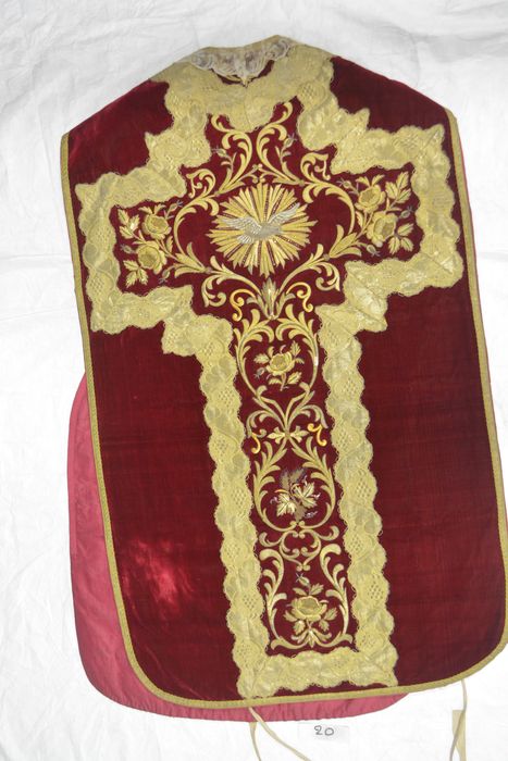 chasuble (ornement liturgique rouge)