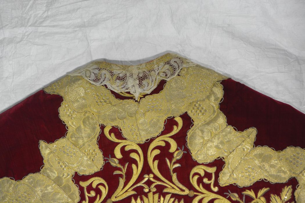 chasuble (ornement liturgique rouge), détail