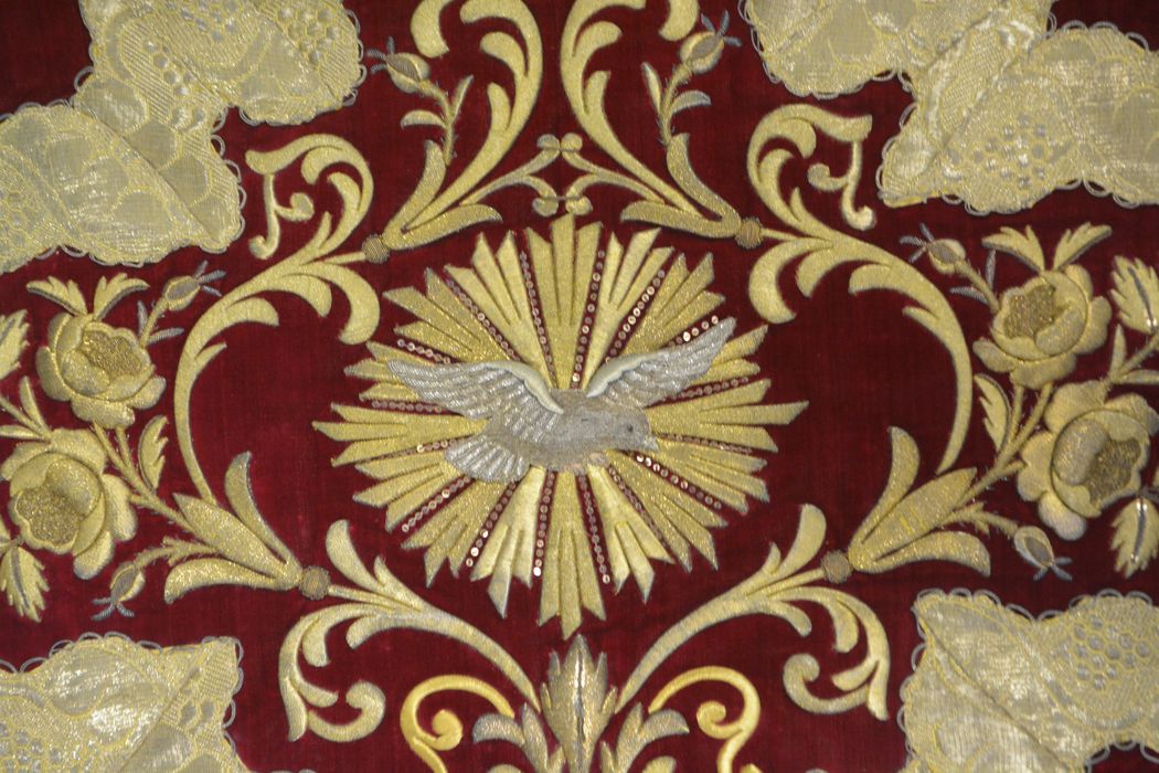 chasuble (ornement liturgique rouge), détail