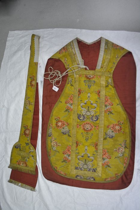 Ornement liturgique : chasuble, étole, manipule, voile de calice et bourse de corporal