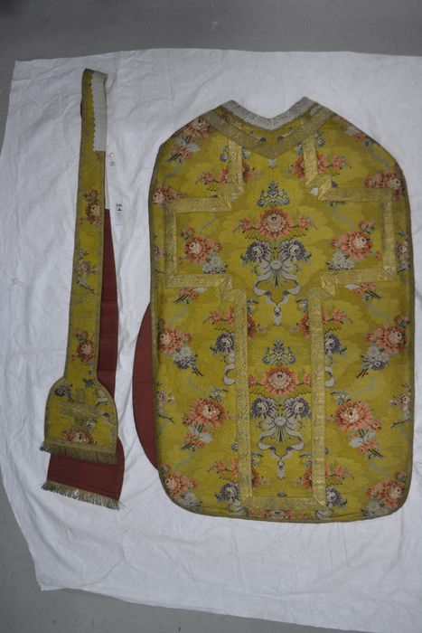 chasuble, étole (ornement liturgique or)