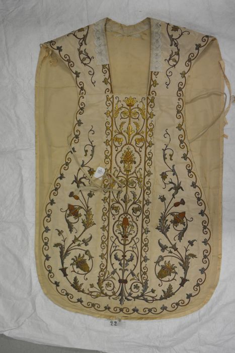 Ornement liturgique : chasuble, étole, manipule, voile de calice et bourse de corporal