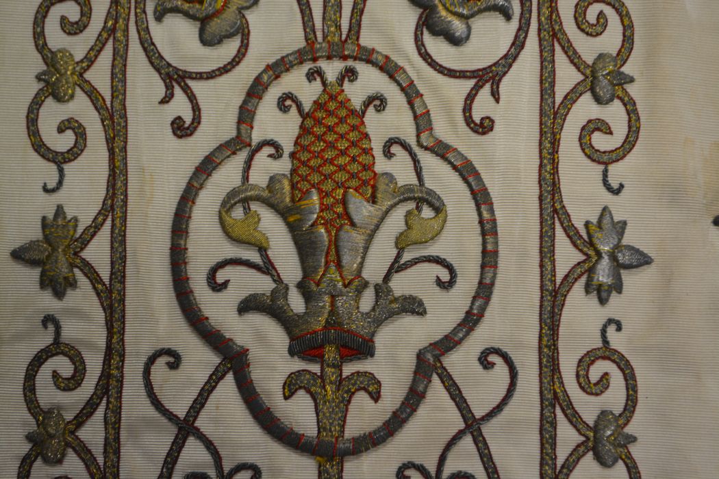 chasuble (ornement liturgique blanc), détail