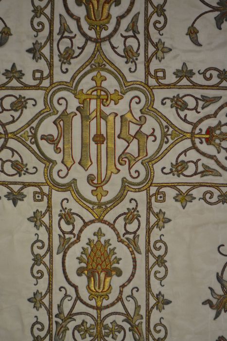 chasuble (ornement liturgique blanc), détail