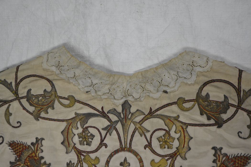 chasuble (ornement liturgique blanc), détail