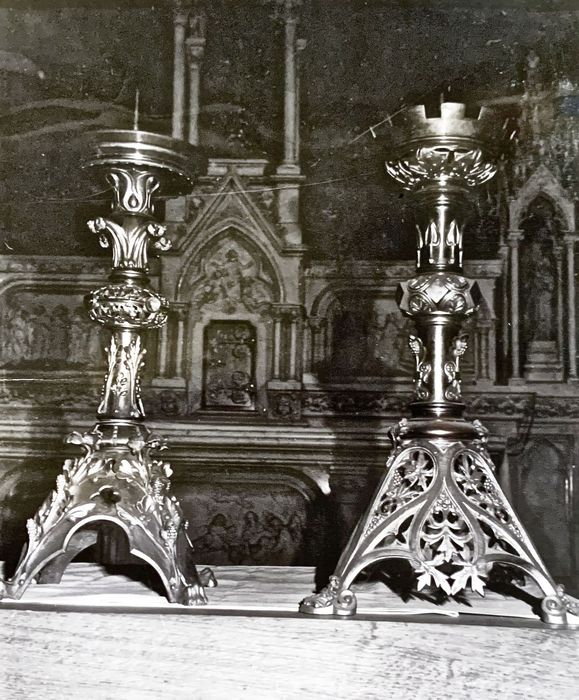 Deux croix d'autel et douze chandeliers (flambeaux)