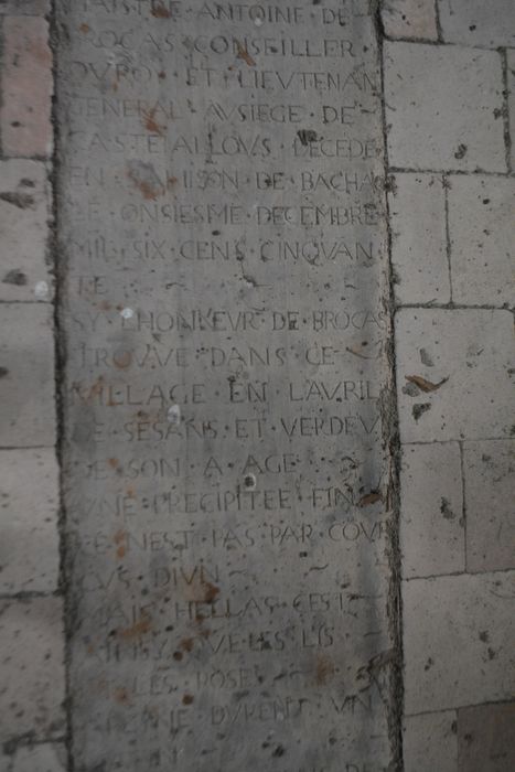 plaque funéraire d’Antoine de Brocas, vue partielle