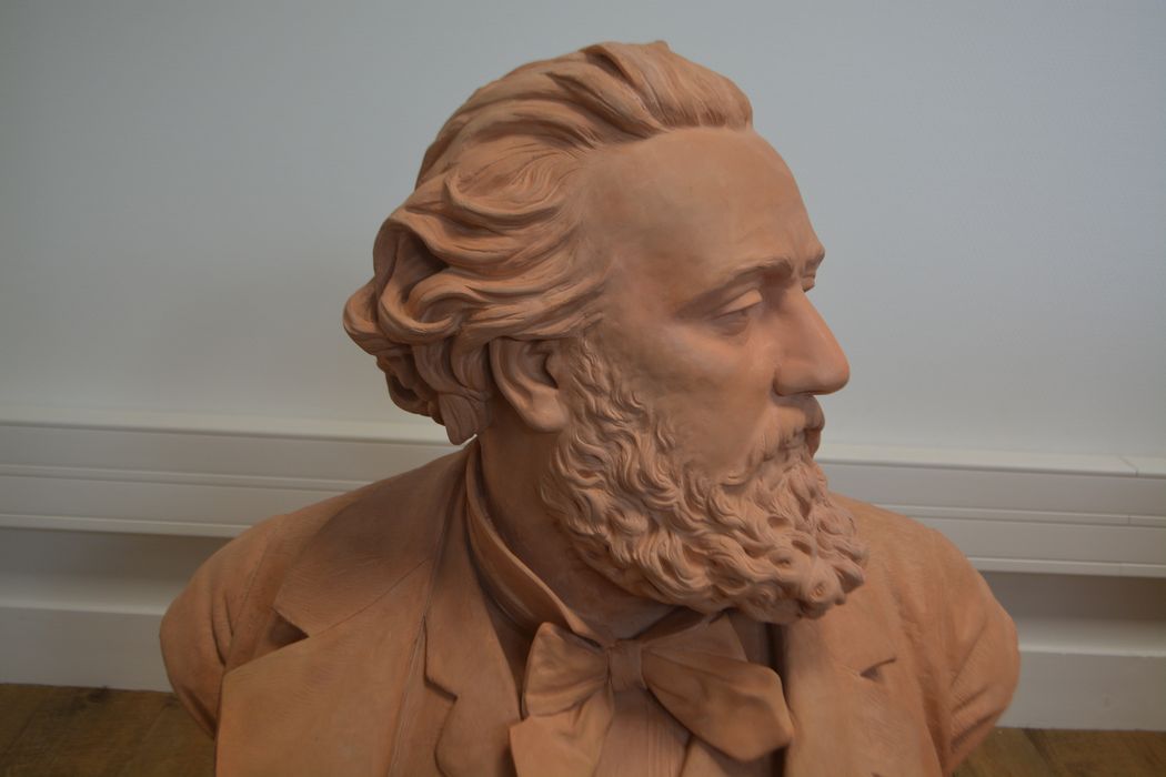 sculpture : portrait en buste de Gambetta, vue partielle