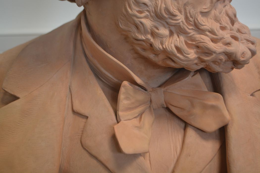 sculpture : portrait en buste de Gambetta, détail