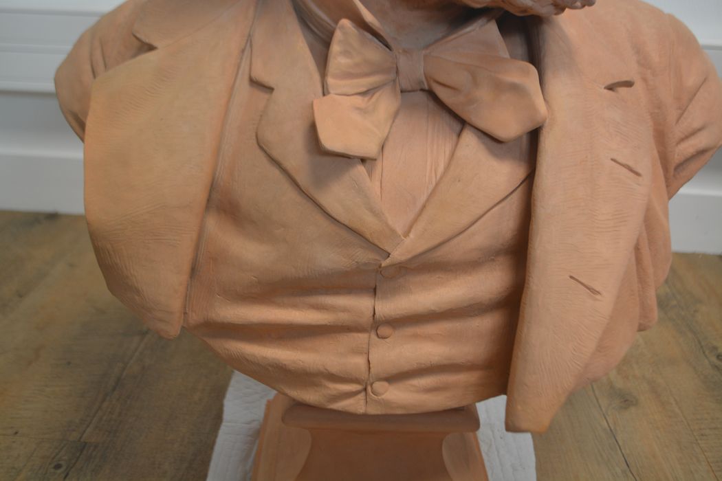 sculpture : portrait en buste de Gambetta, détail