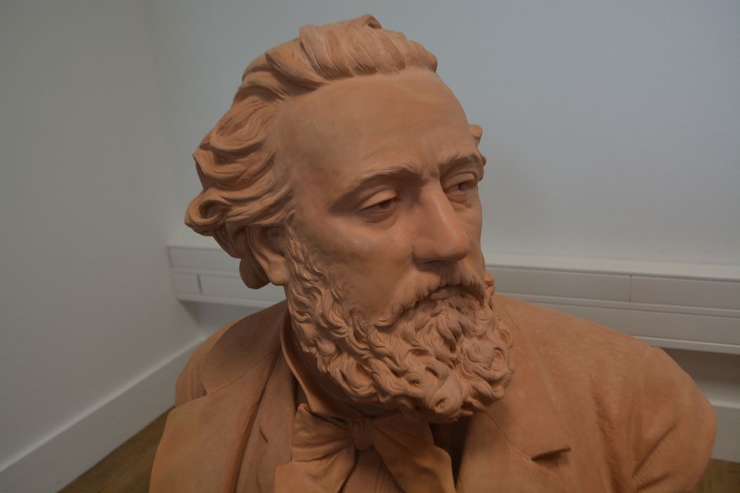sculpture : portrait en buste de Gambetta, vue partielle