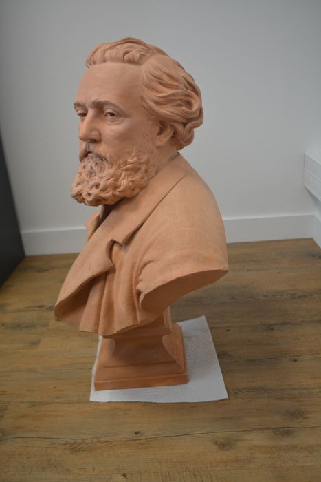 sculpture : portrait en buste de Gambetta, profil gauche