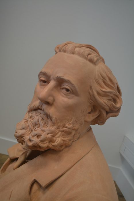 sculpture : portrait en buste de Gambetta, vue partielle