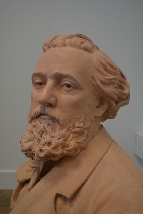 sculpture : portrait en buste de Gambetta, vue partielle