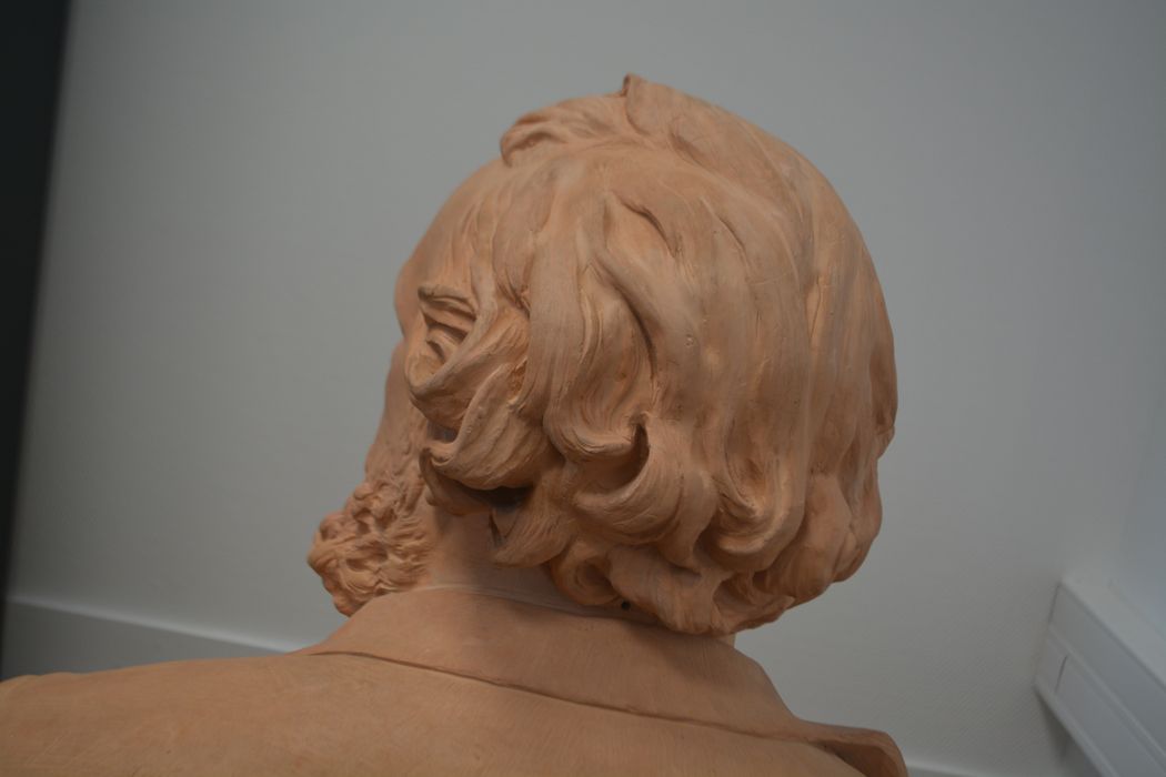 sculpture : portrait en buste de Gambetta (revers, détail)