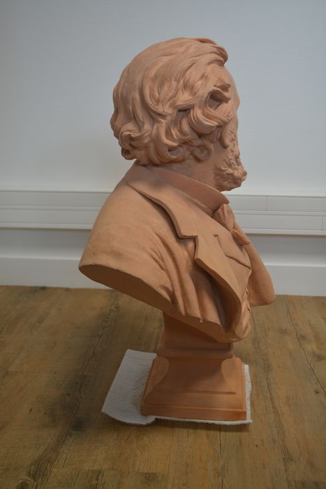 sculpture : portrait en buste de Gambetta, profil droit