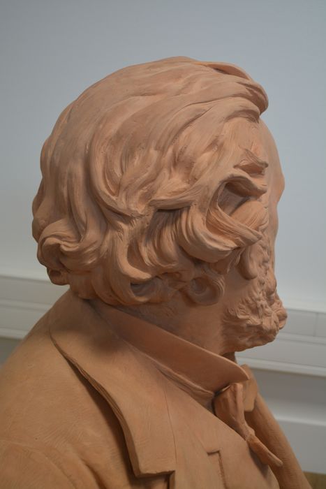 sculpture : portrait en buste de Gambetta, détail
