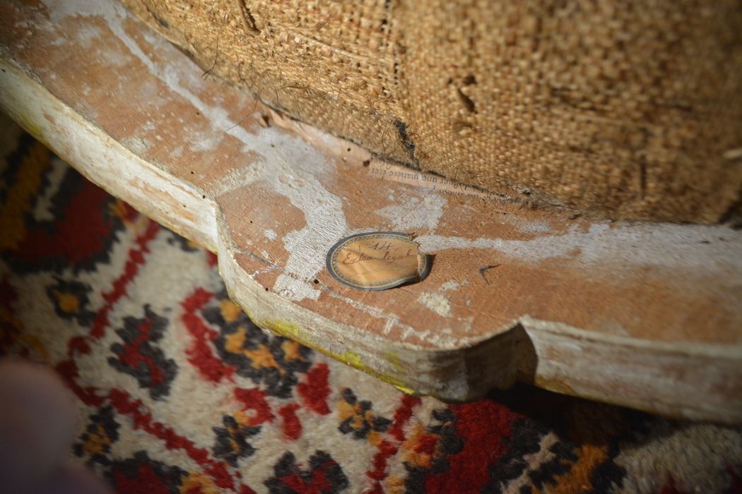 fauteuil style Louis XVI, détail d’une étiquette